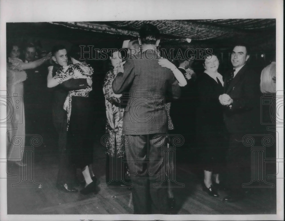 1938 Press Photo Passengers Dance In Tourist Class Of Deutschland Liner Ship