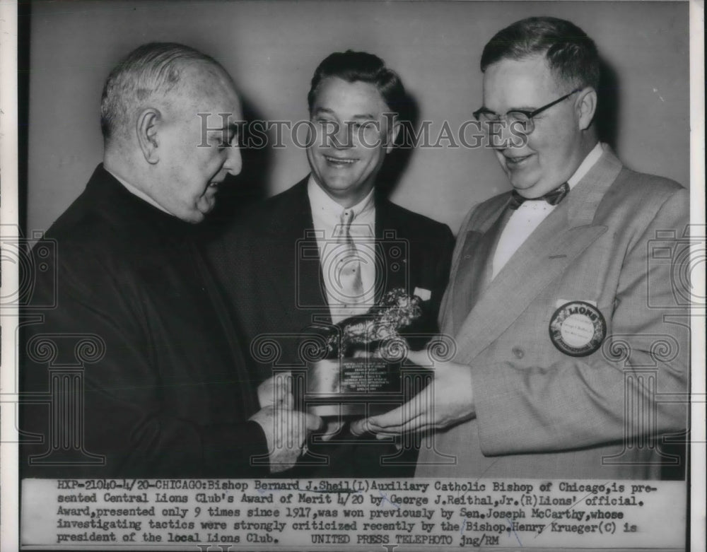 1954 Press Photo Chicago Catholic Bishop Bernard Sheil Given Lions Club Award