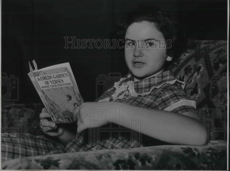 Load image into Gallery viewer, 1937 Press Photo Ruth Slenczynski Reads Childrens Garden Of Verses
