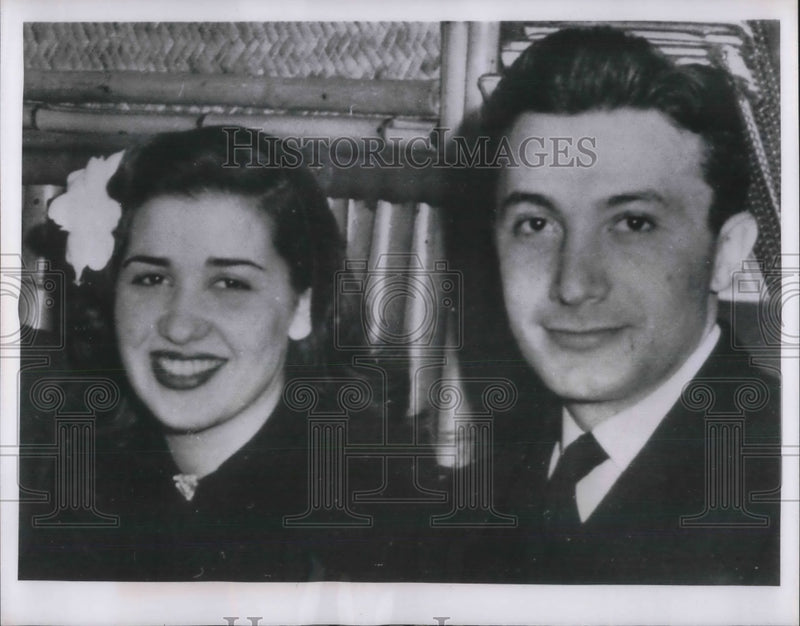 Load image into Gallery viewer, 1954 Press Photo Kenneth Small In Club With Wife After Killing Her Lover
