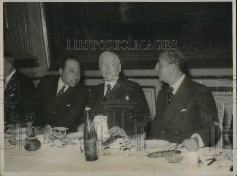 Load image into Gallery viewer, 1937 Press Photo Harvard Professor OM Sprague Talks To American Club Of Paris
