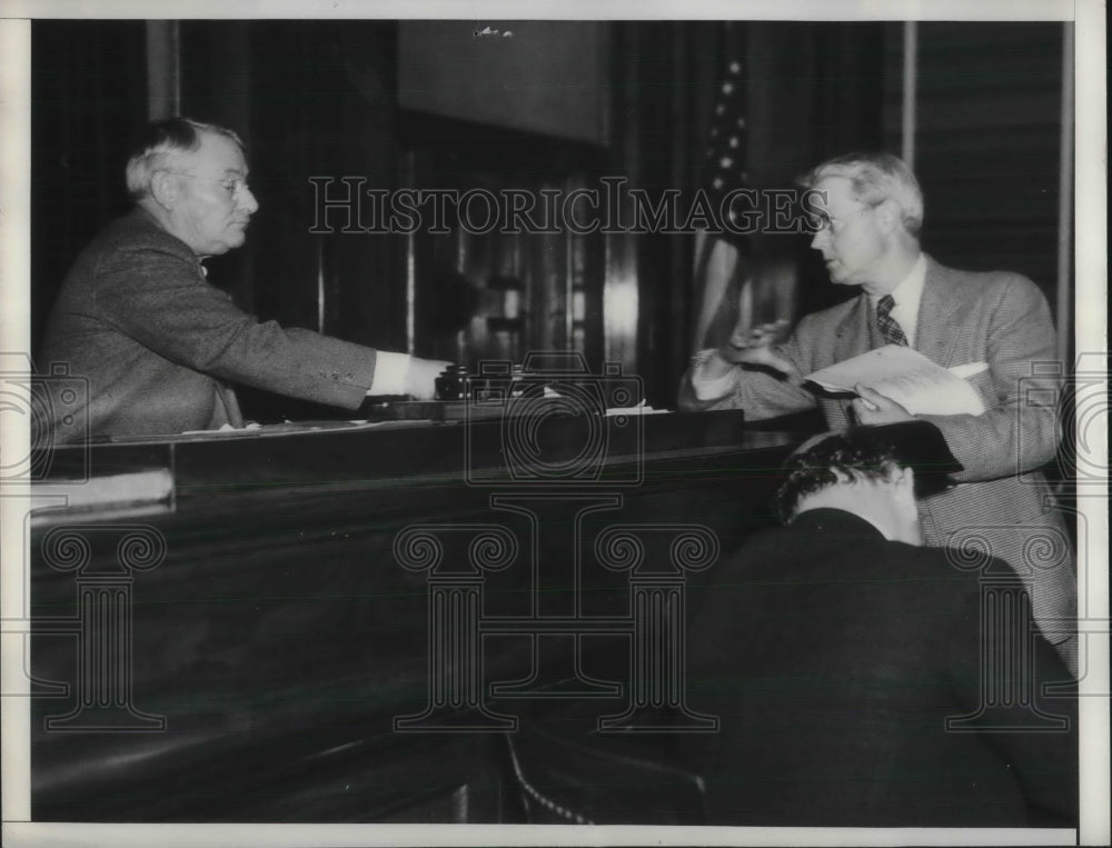 1934 Press Photo Grand Jurt Forman Gives Indictment Of DA Buron Fitts To Judge