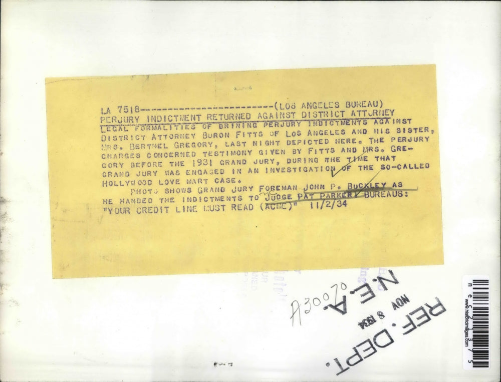 1934 Press Photo Grand Jurt Forman Gives Indictment Of DA Buron Fitts To Judge