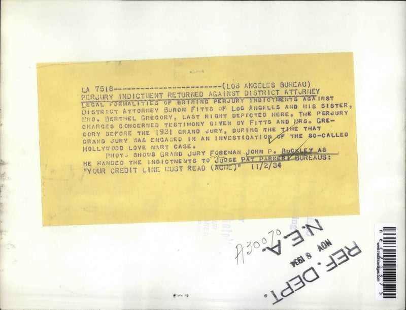 Load image into Gallery viewer, 1934 Press Photo Grand Jurt Forman Gives Indictment Of DA Buron Fitts To Judge
