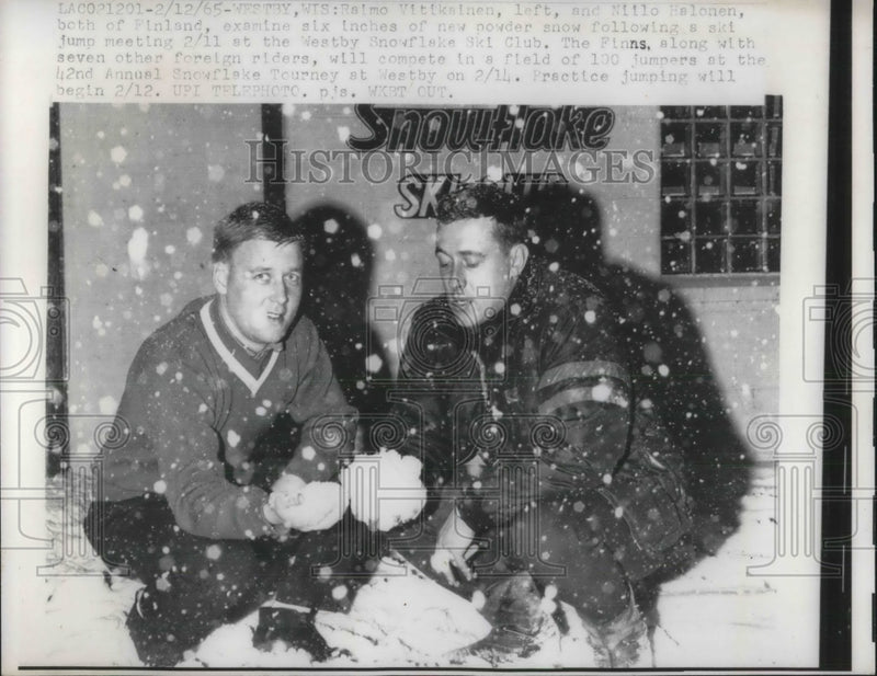 Load image into Gallery viewer, 1965 Press Photo Finnish Skiers Examine Snow At Westby Snowflake Club
