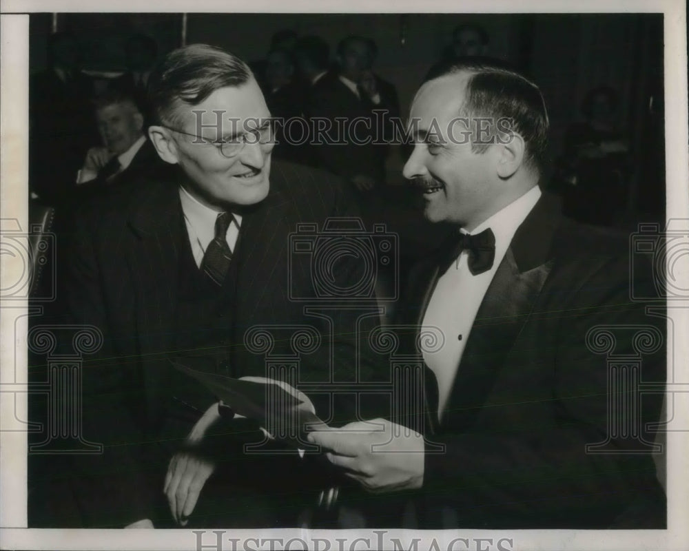 1939 Press Photo Newcomb Chaney receives Howard Potts Medal