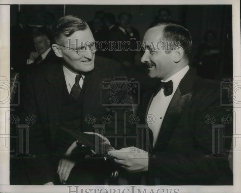 Load image into Gallery viewer, 1939 Press Photo Newcomb Chaney receives Howard Potts Medal
