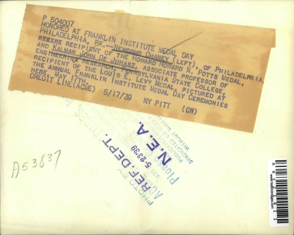 1939 Press Photo Newcomb Chaney receives Howard Potts Medal