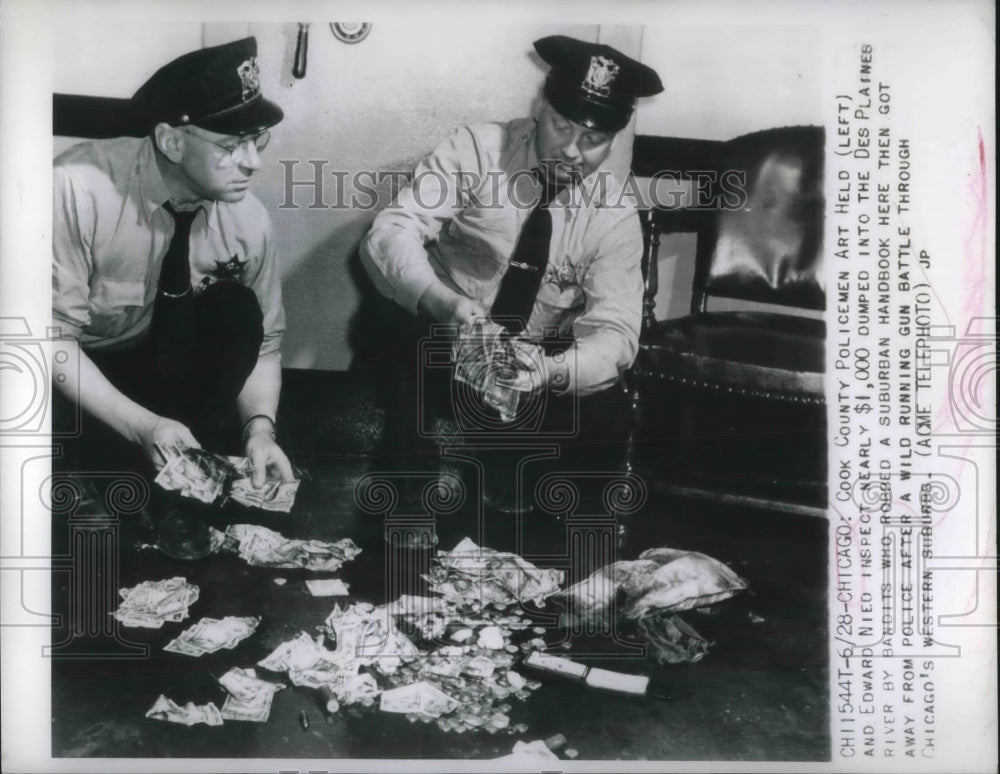 1948 Press Photo Chicago Policemen With Money Dumped By Bandits Into River