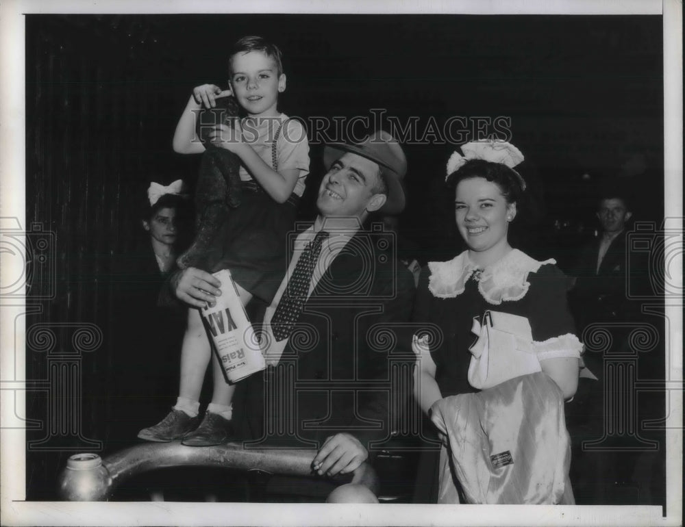 1943 Press Photo Fred Storing Acquitted Daughter Kidnapper With Wife And Son