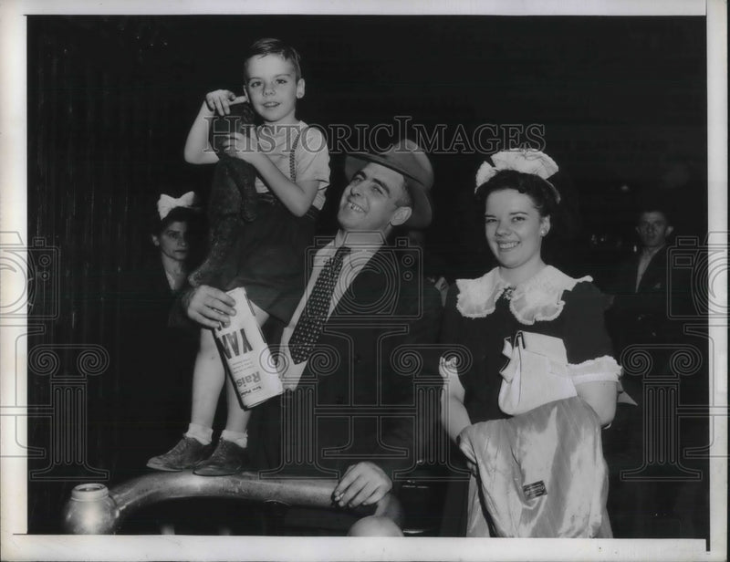 Load image into Gallery viewer, 1943 Press Photo Fred Storing Acquitted Daughter Kidnapper With Wife And Son
