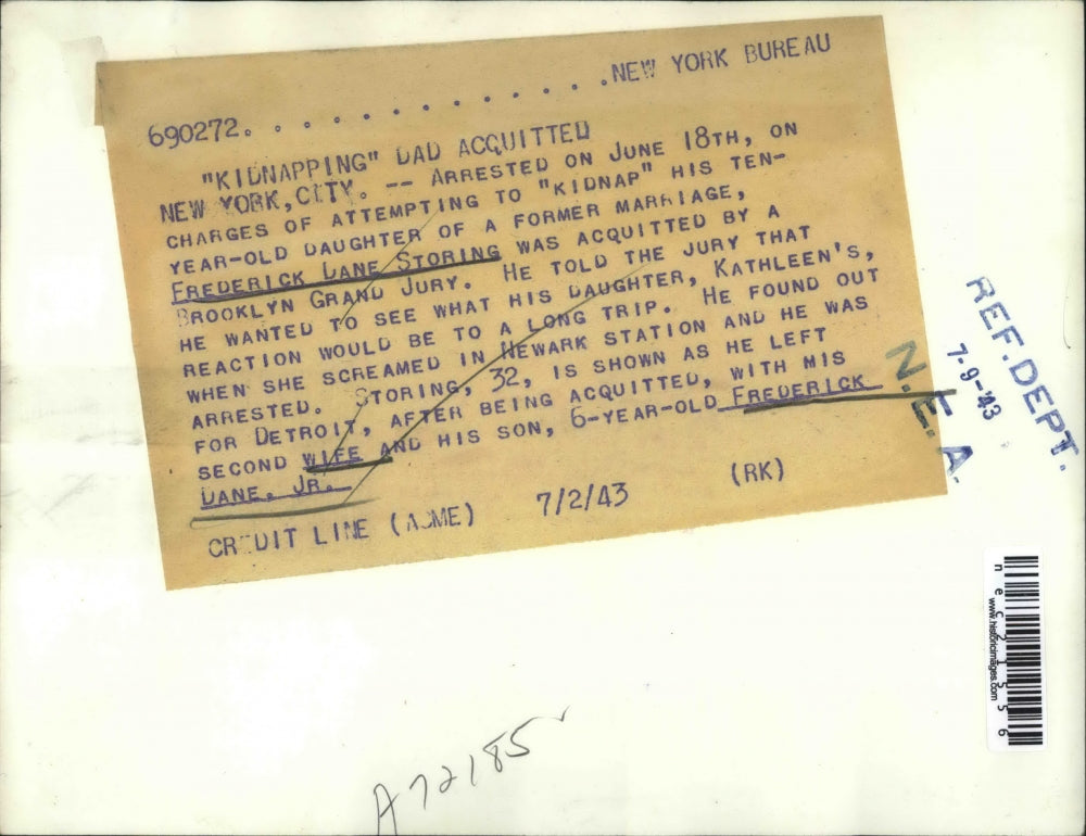 1943 Press Photo Fred Storing Acquitted Daughter Kidnapper With Wife And Son