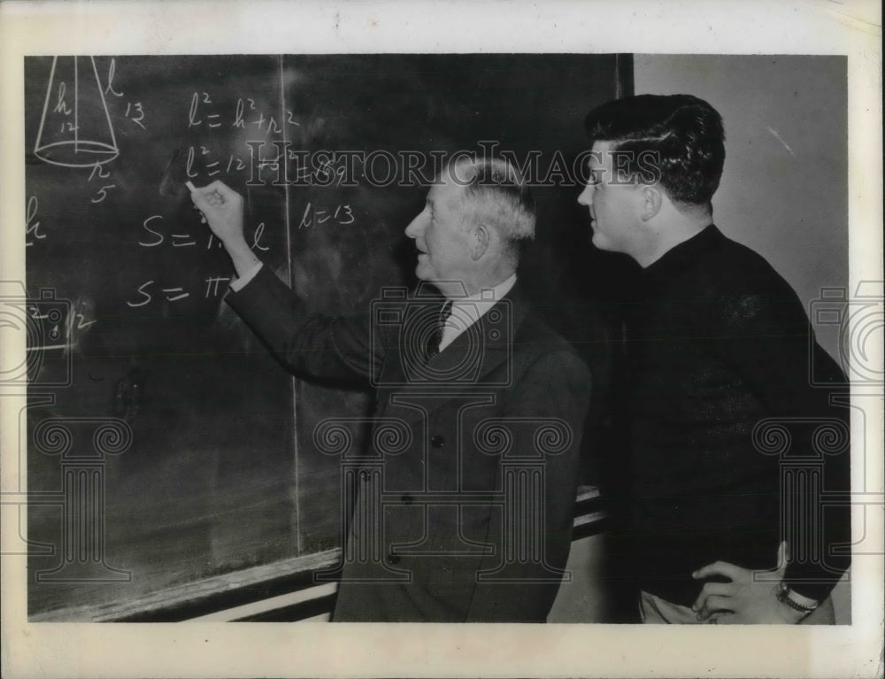 1943 Press Photo Geyeser Writes Math Equations On Chalkboard As Student Looks On