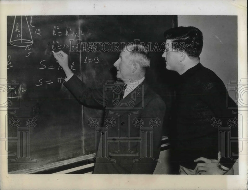 Load image into Gallery viewer, 1943 Press Photo Geyeser Writes Math Equations On Chalkboard As Student Looks On
