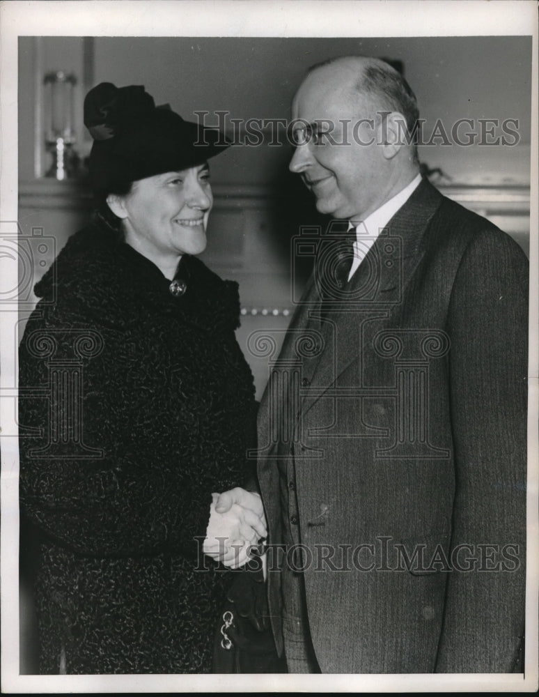 1938 Press Photo Supreme Court Justice Stanley Reed and Mrs. Reed in His Office