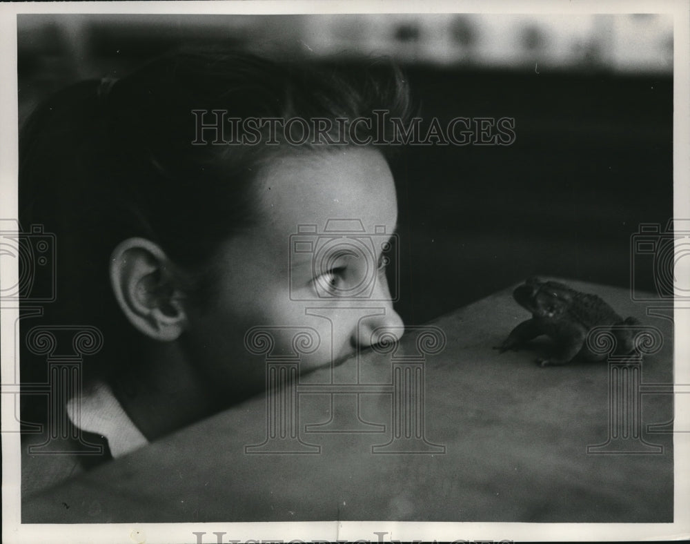 1961 Press Photo Fifth-Grade Student Looking at Toad