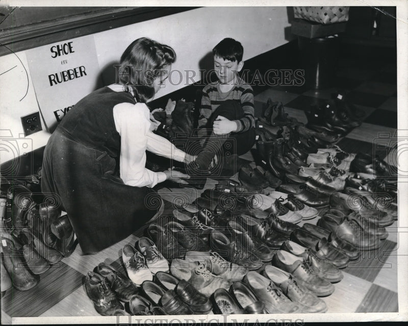 Load image into Gallery viewer, 1943 Press Photo Central School Shoe and Rubber Exchange
