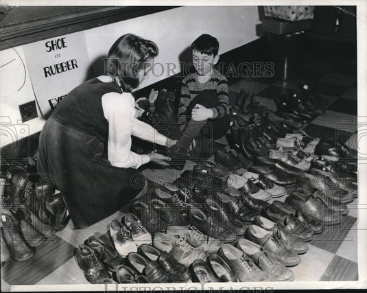 1943 Press Photo Central School Shoe and Rubber Exchange