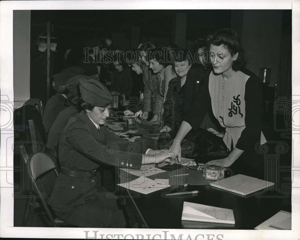 1941 Press Photo Mrs. Morton Stern, Office Manger at Women&#39;s Volunteer Services- Historic Images