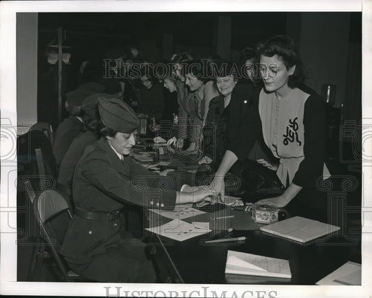1941 Press Photo Mrs. Morton Stern, Office Manger at Women's Volunteer Services- Historic Images