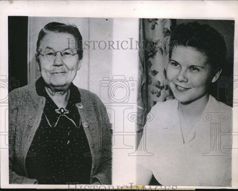 1947 Press Photo Poison suspect Mrs. Lillie B. Winter holds on new count- Historic Images