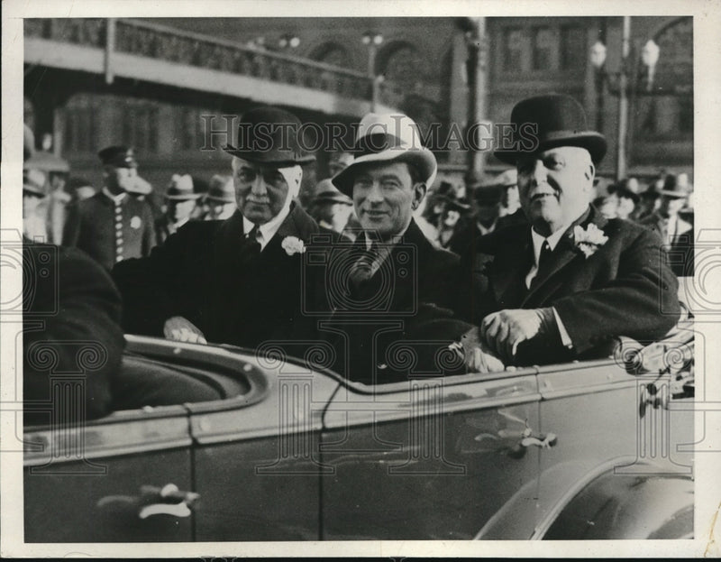 Load image into Gallery viewer, 1931 Press Photo NY Mayor James J. Walker being escorted by California officials
