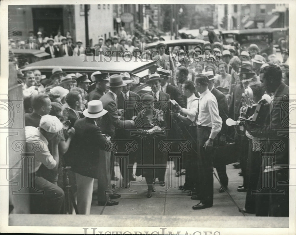 1932 Press Photo Mayor James Walker New York enters state capitol in Albany