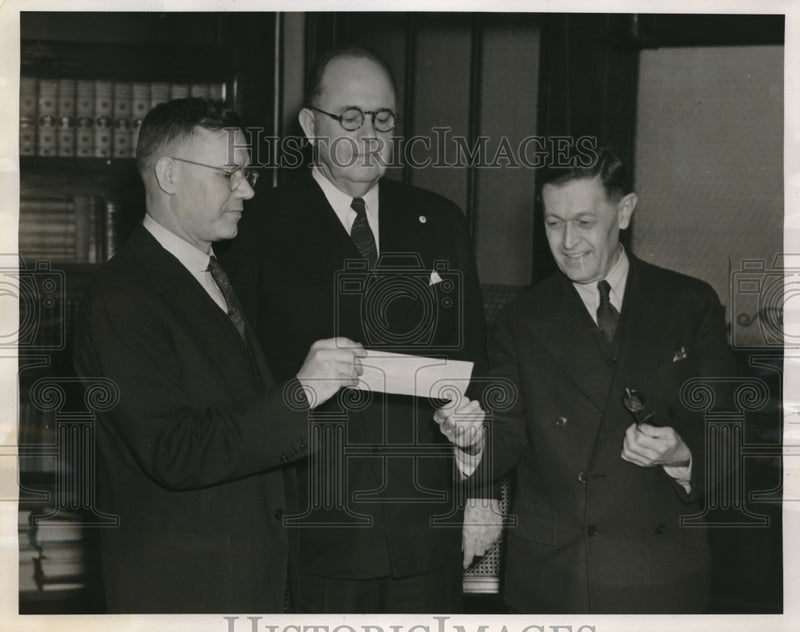 Load image into Gallery viewer, 1941 Press Photo Lt Col George Spann Colonel Marcel Garsaud &amp; Lester Alexander
