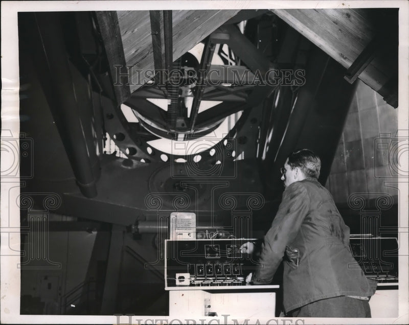 Load image into Gallery viewer, 1948 Press Photo Bruce Rule Watches Telescope As Her Controls Movements
