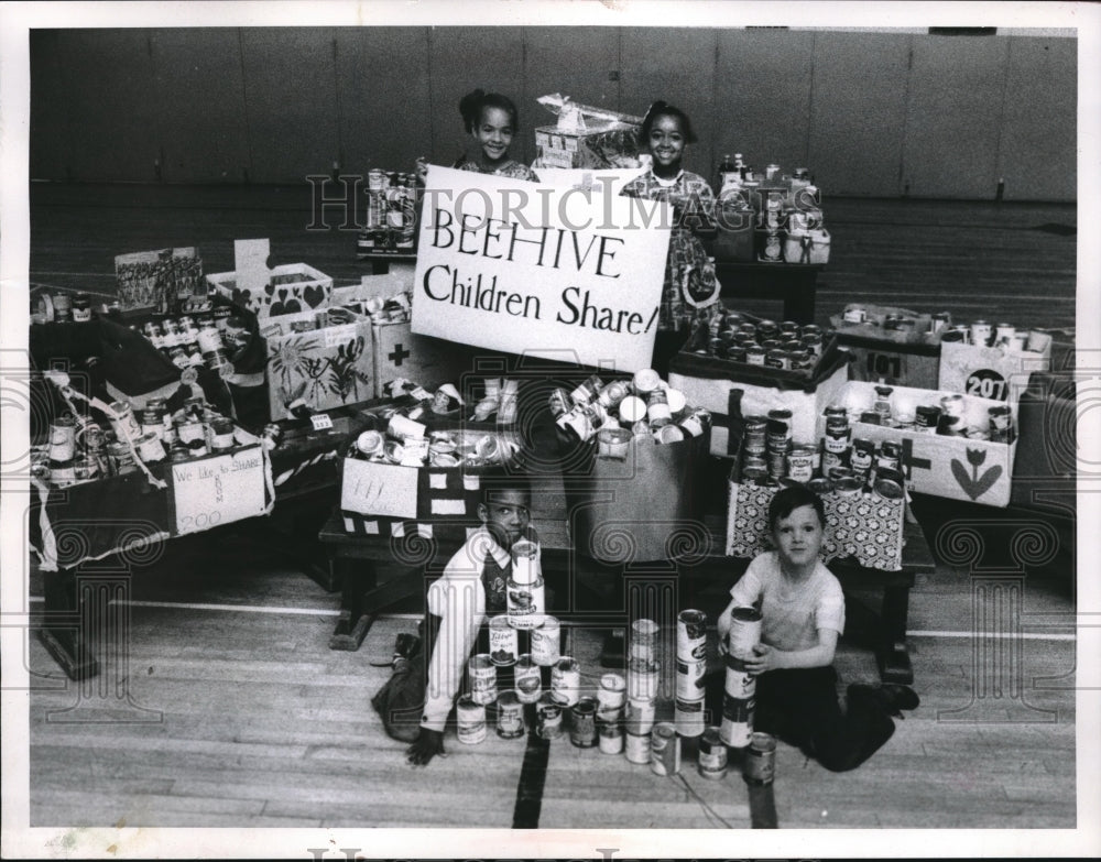 1964 Press Photo Children At Beehive School Collect Food For Needy Veterans