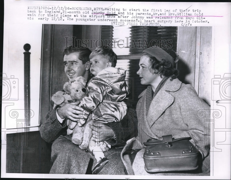 Load image into Gallery viewer, 1956 Press Photo Mr &amp; Mrs William Gold &amp; Son Johnny Wait For Flight Back To UK
