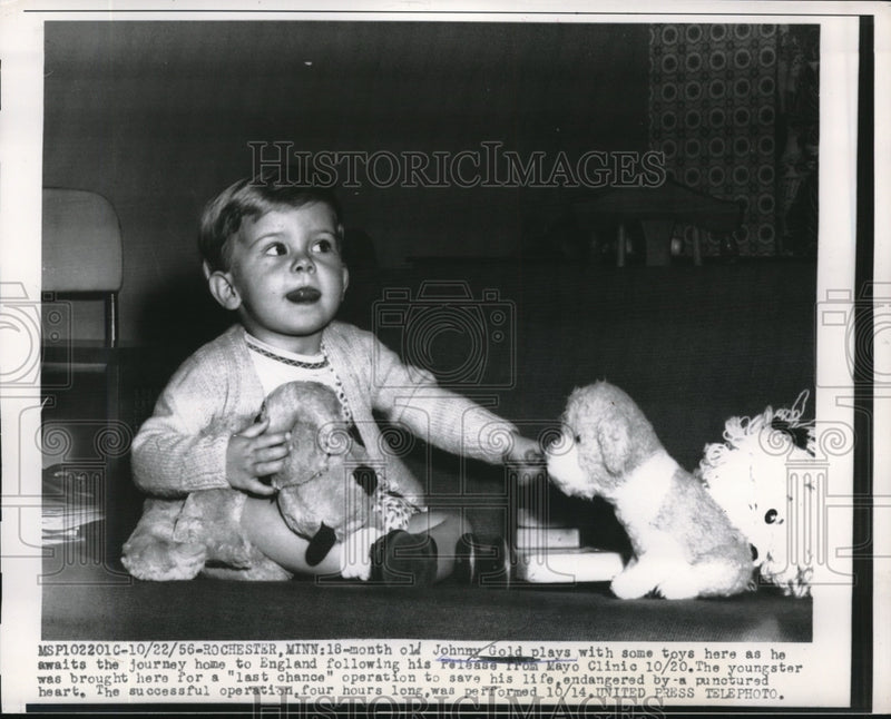 Load image into Gallery viewer, 1956 Press Photo Six Month Old Johnny Gold Plays With Toys While Waiting
