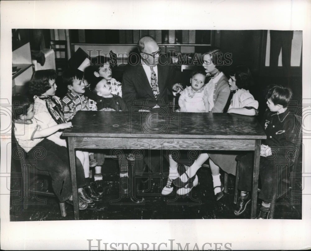 1952 Press Photo Judge Dunne with 9 Orphan Children Their Mother Drowned