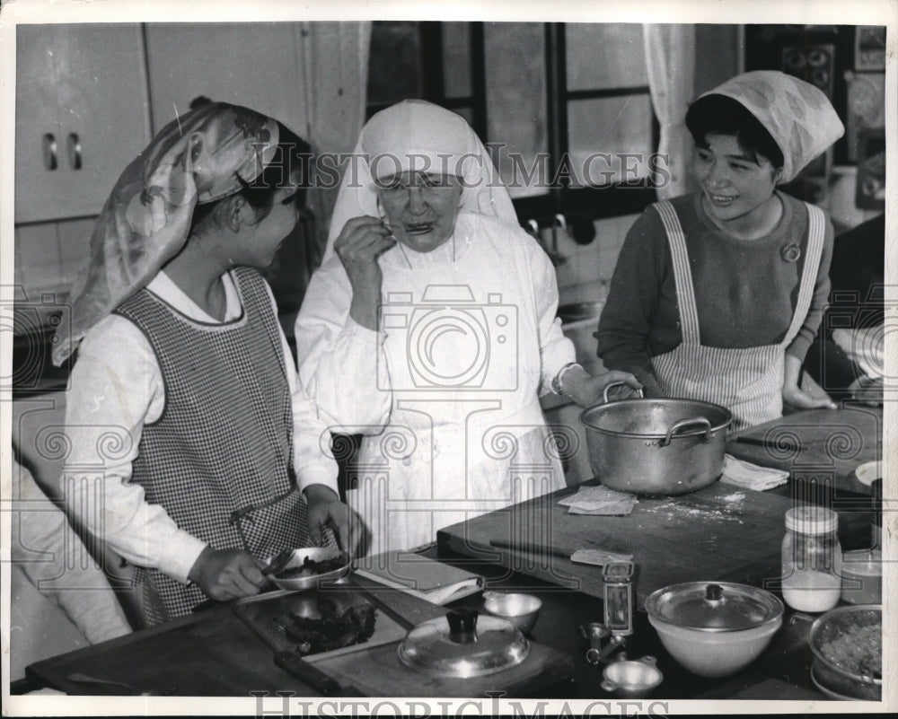 1967 Press Photo Sister Mary Gemma in Her Cooking Class 2 Japanese Students