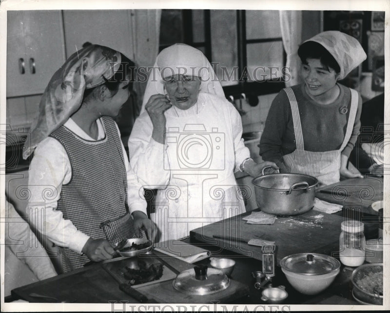 Load image into Gallery viewer, 1967 Press Photo Sister Mary Gemma in Her Cooking Class 2 Japanese Students
