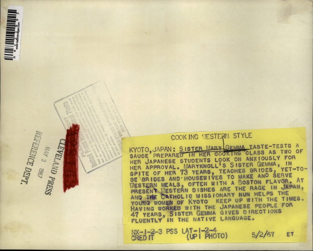 1967 Press Photo Sister Mary Gemma in Her Cooking Class 2 Japanese Students