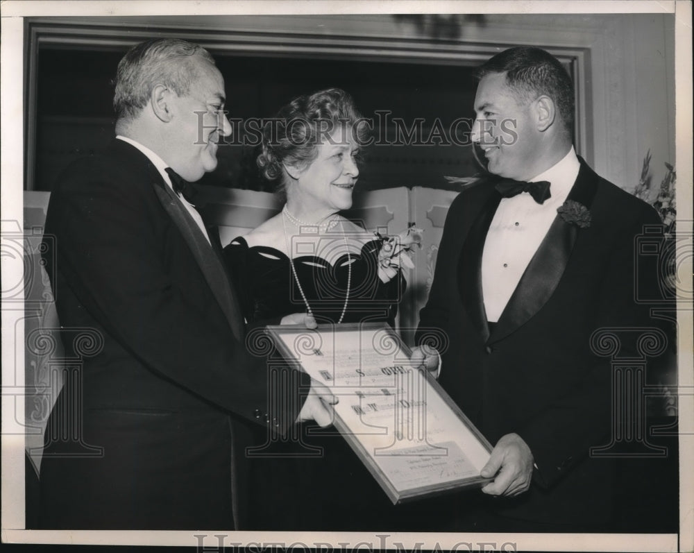 1951 Press Photo Dr Frank Gaines Pres of Washington & Lee Univ, Mrs Alfrd DuPont