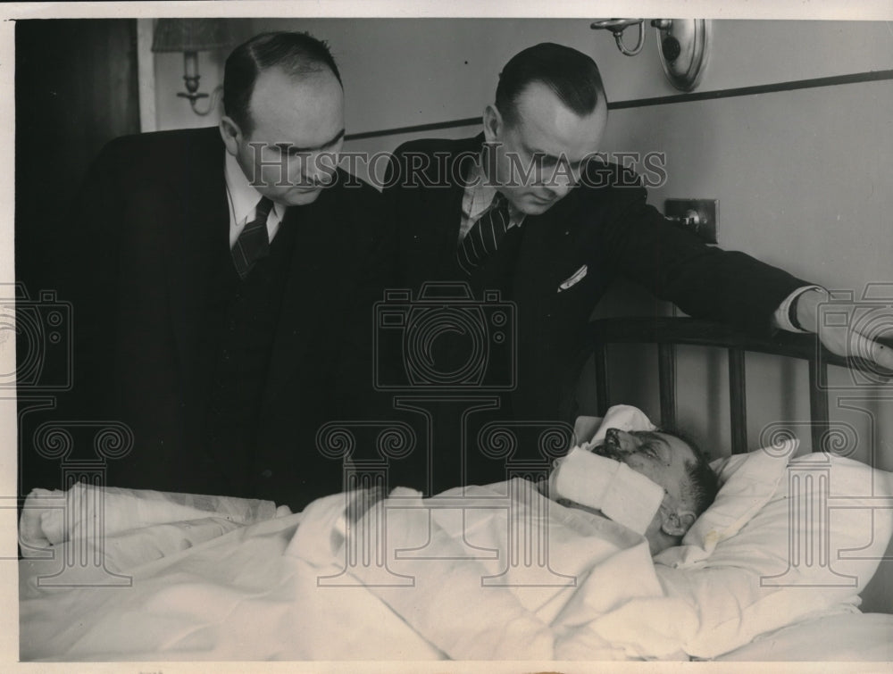 1940 Press Photo Officer Walter Gray in Hospital After Explosion