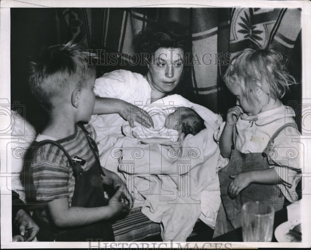 1947 Press Photo Mrs Vernon Davis & Her Three Children Prepare