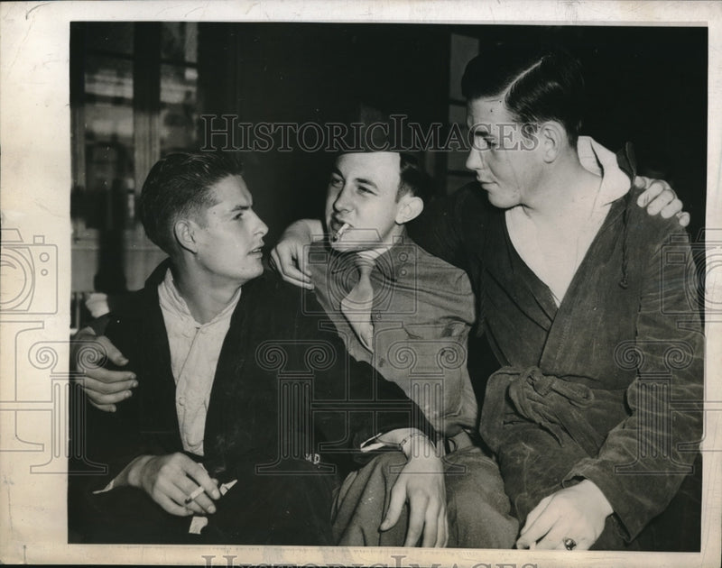 Load image into Gallery viewer, 1945 Press Photo Pfc.William Walker,Pvt.William Houchin &amp; Sgt. Larayette Kinslow
