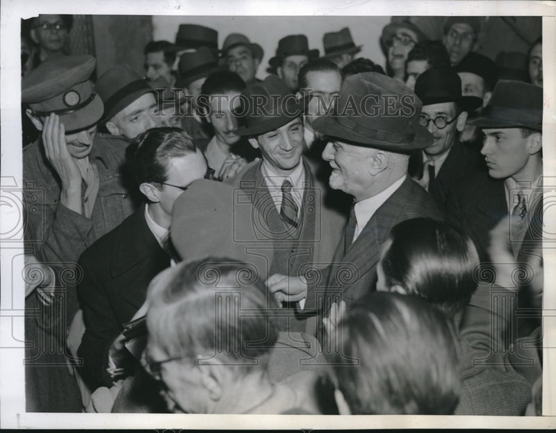 Load image into Gallery viewer, 1943 Press Photo Carlo Sforza Makes His Way Through The Crowd At The Meeting

