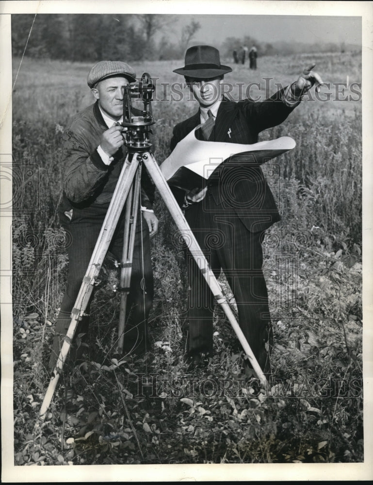 1938 Press Photo Al Leach Howard Reeve City Transit Man