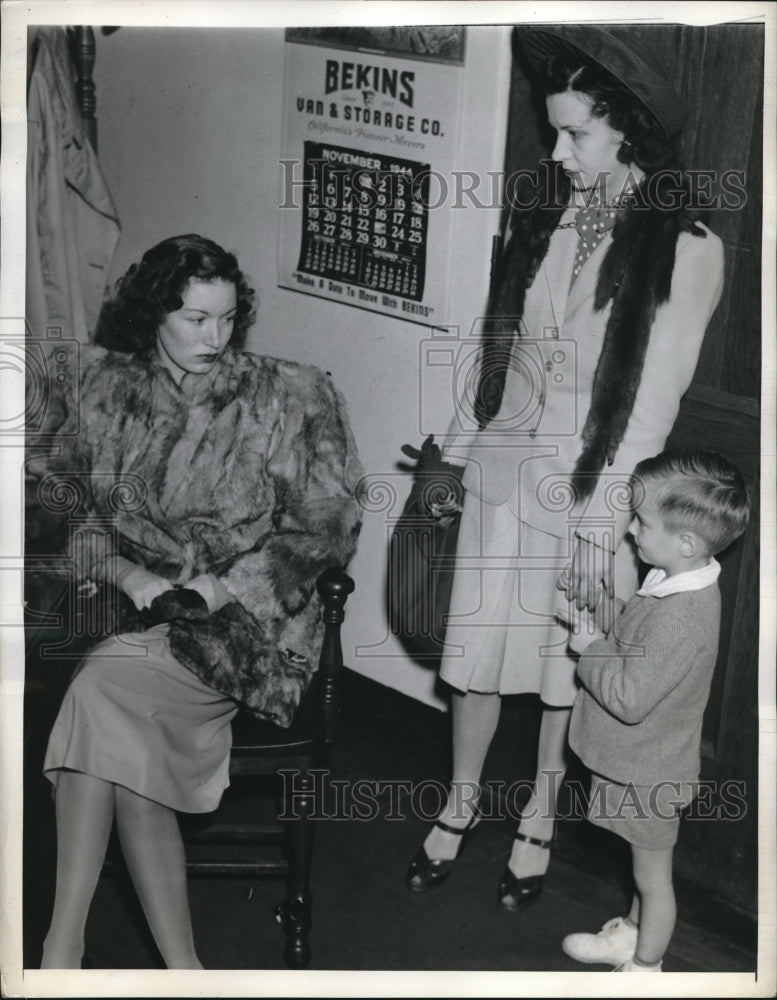 1944 Press Photo Mrs. Mildred Gray Son Douglas Mrs. June Loritz wife of
