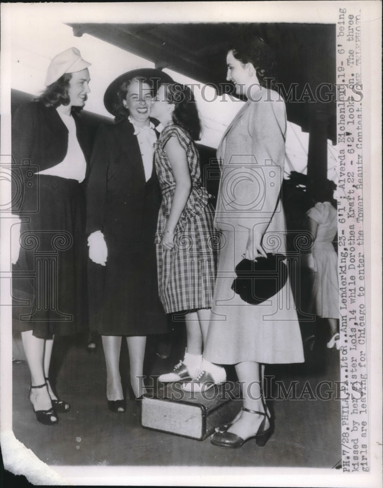 1948 Press Photo Ann Lenderking & Others Enter Tower Beauty Contest For Tall