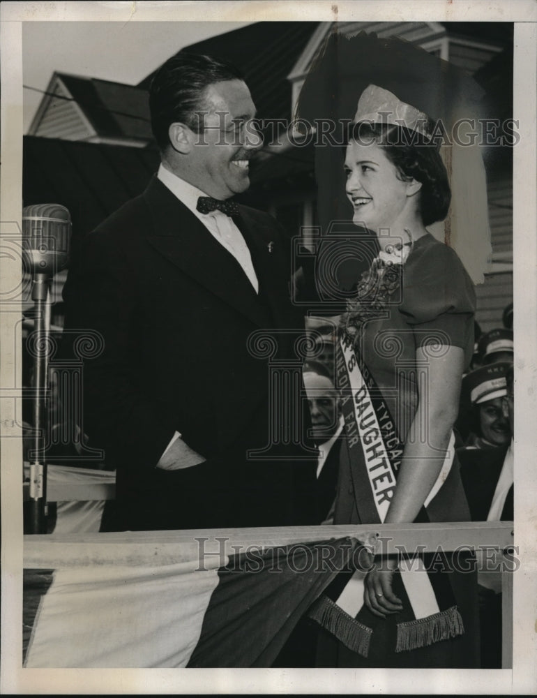 Load image into Gallery viewer, 1939 Press Photo Ann Langdon is named farmer's Daughter at Mineola fair
