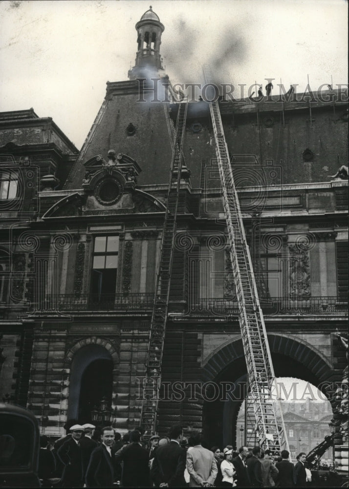 1938 Press Photo Firefighters Battle Blaze On Roof Of The Louvre In Paris