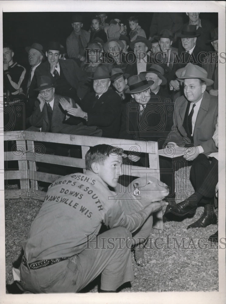1946 Press Photo Wayne Disch Holds His Weather Lamb Snowflake a 110 Pound