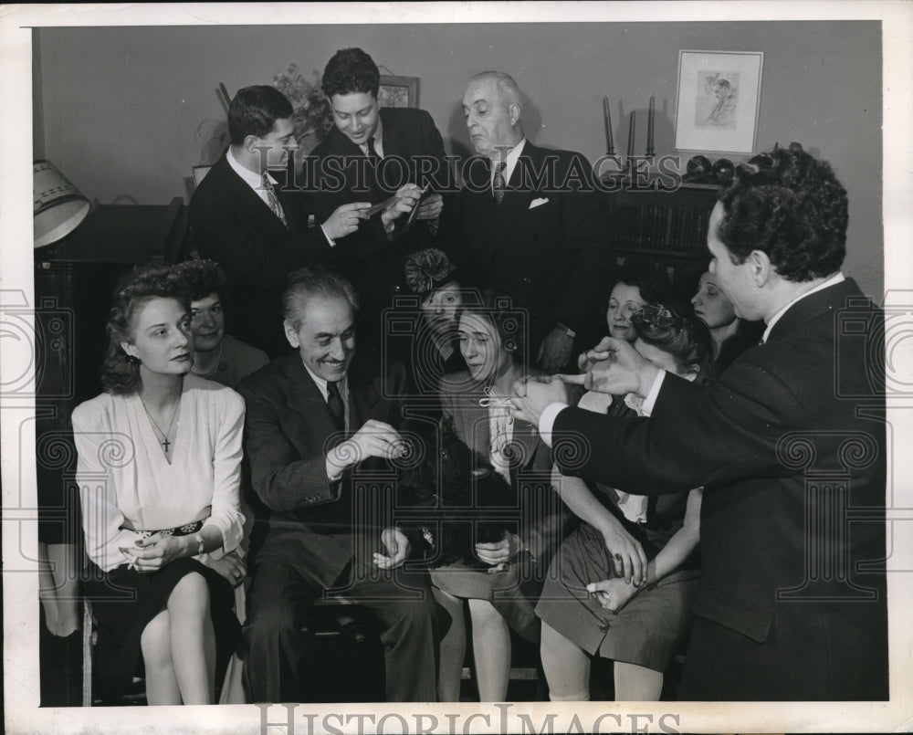 1944 Press Photo Charles Lent Would be Speaker Talks To Unresponsive Audience