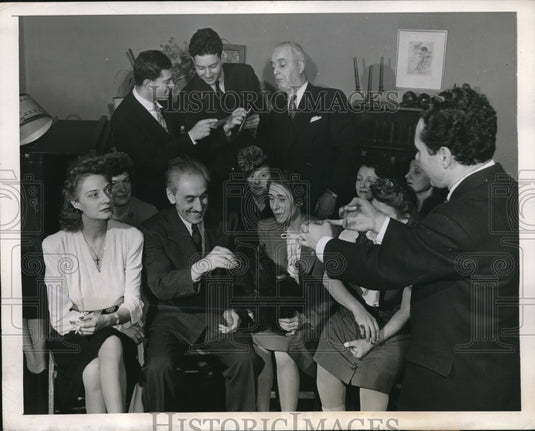 1944 Press Photo Charles Lent Would be Speaker Talks To Unresponsive Audience