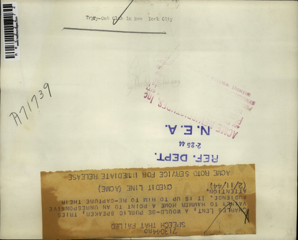 1944 Press Photo Charles Lent Would be Speaker Talks To Unresponsive Audience